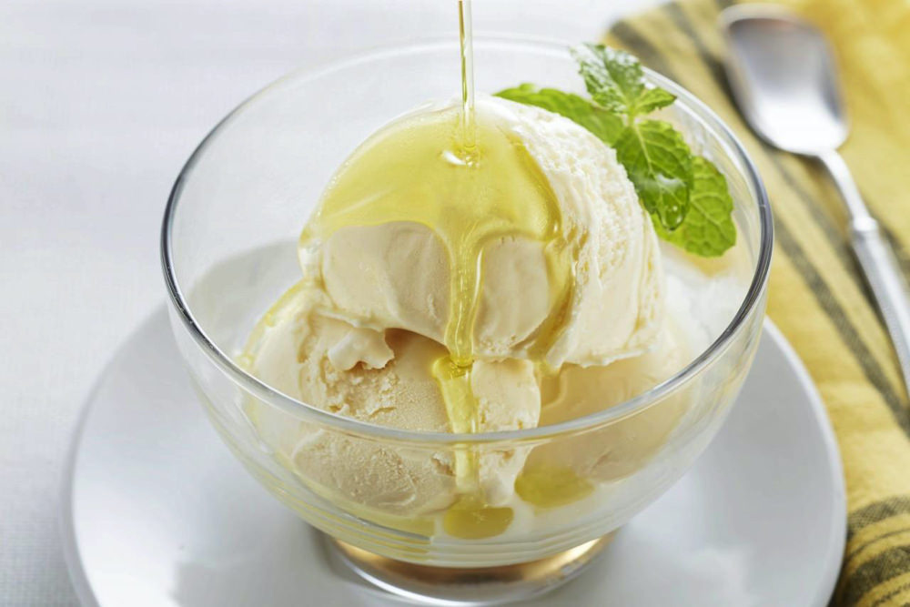 アイスクリームにオリーブオイルをかけている画像